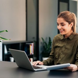 mujer recibiendo curso online